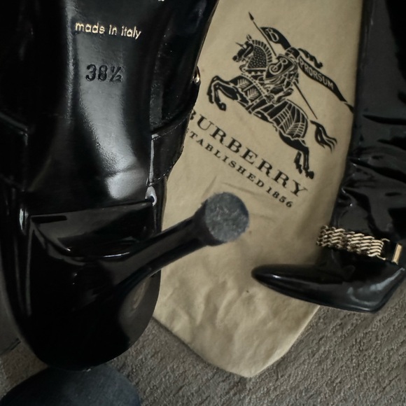 Burberry patent leather boots. - Picture 3 of 3